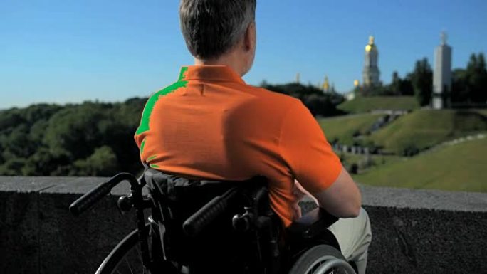 专注于轮椅的人欣赏教堂的景色