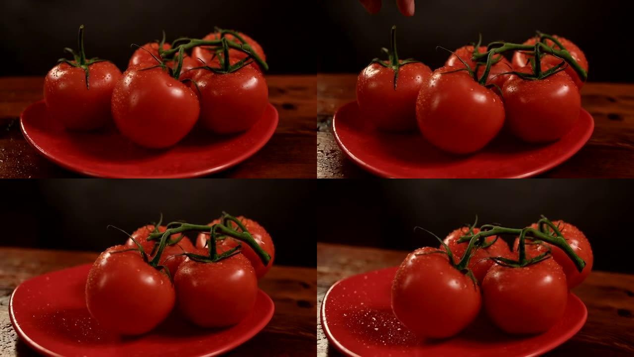 从红色盘子里拿一个成熟的西红柿，然后放回去