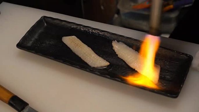 厨师用火炬烧恩川寿司。