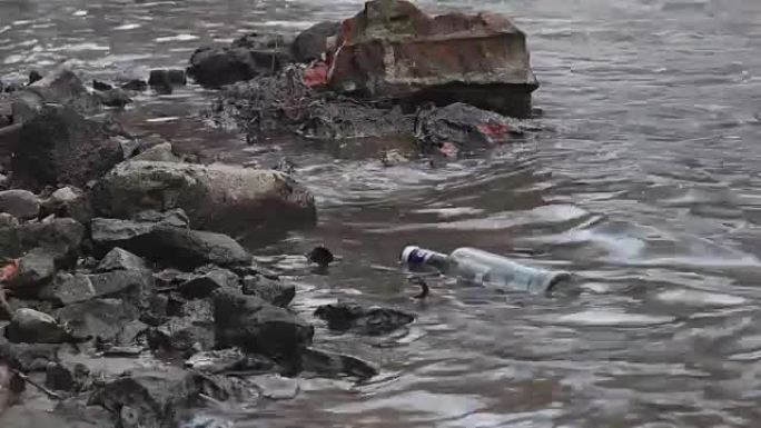 空瓶漂浮在城市河水中