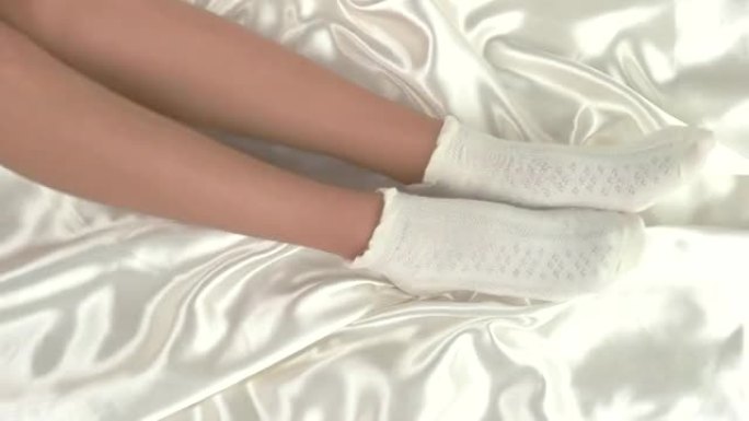 穿袜子的女性脚。