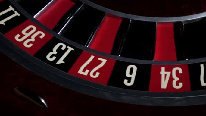 通常的轮盘赌轮子运行与倒下的白球，俯视图