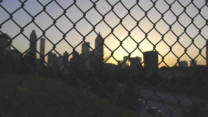 亚特兰大市天际线日落聚焦围栏