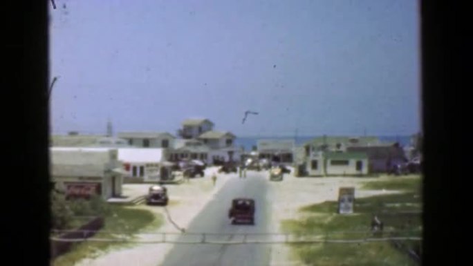 1952: 到达海滨海滩古雅的小镇战后村庄。