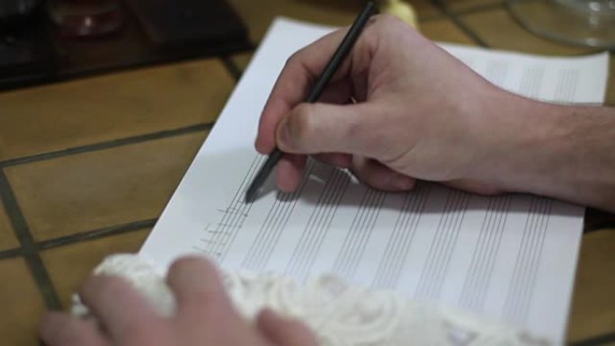 用铅笔指着手写笔的音乐书