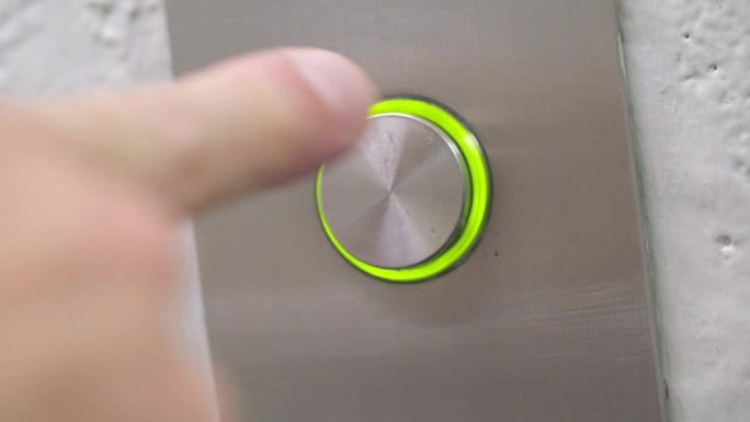 手指按下电梯按钮的角度视图