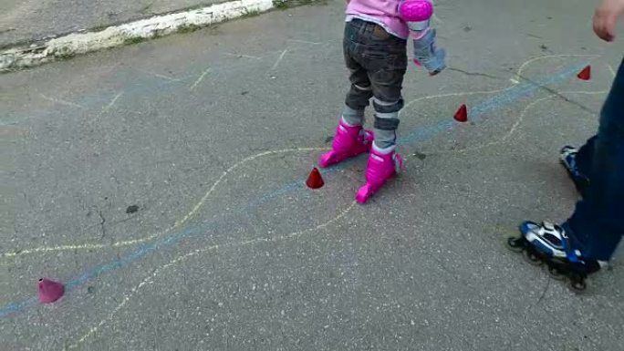 十几岁的女孩学会骑旱冰鞋。