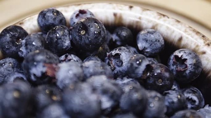 蓝莓在早餐桌上旋转的宏观镜头。