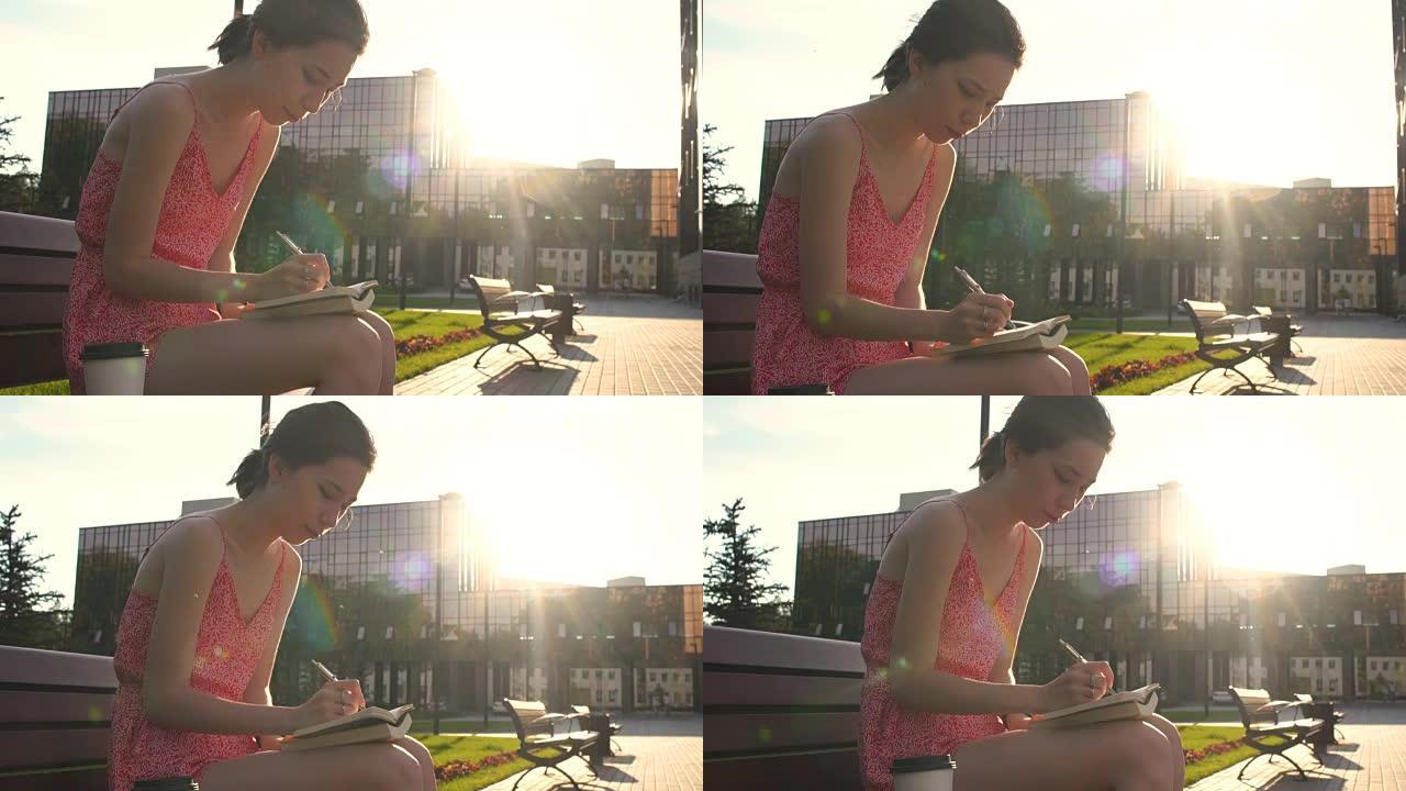 女孩在日落时在阳光下做笔记，在日记中写下她对未来的希望和梦想，制定计划。计划要做