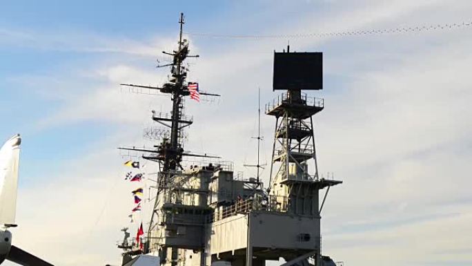 一艘航空母舰停靠在圣地亚哥海军码头。圣地亚哥海军码头是美国主要的海军基地