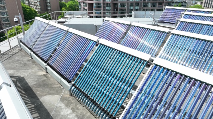 屋顶的太阳能热水器