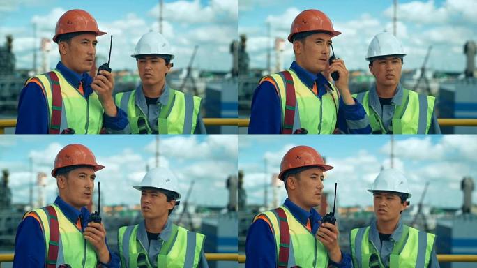 工业工人用对讲机控制工厂的工作