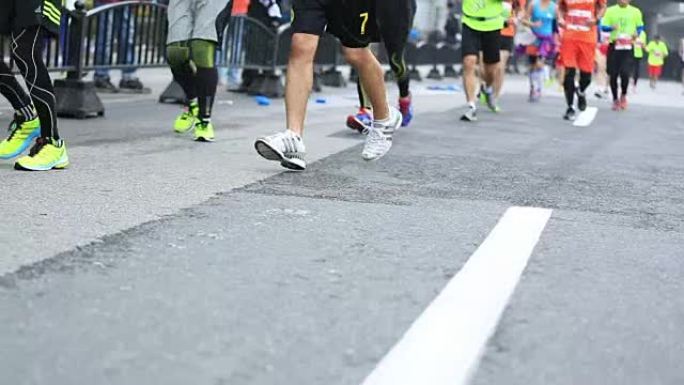 在城市道路上奔跑的马拉松运动员