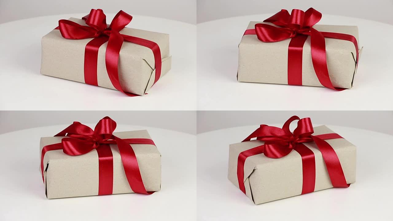 用包装纸和红色蝴蝶结覆盖的礼品盒