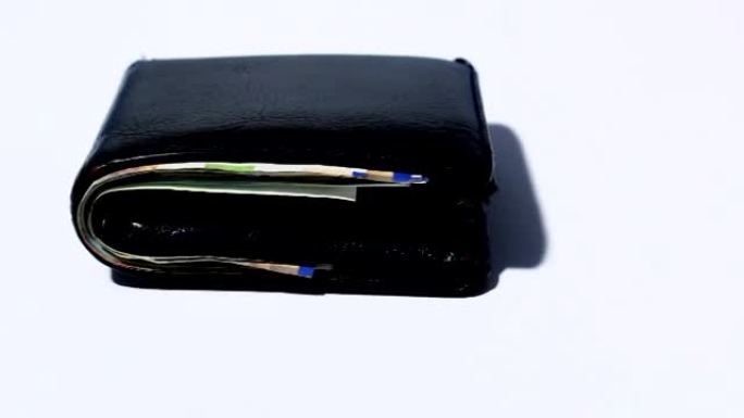 一堆黑色皮革钱包里的各种以色列谢克尔钞票 -- 左边