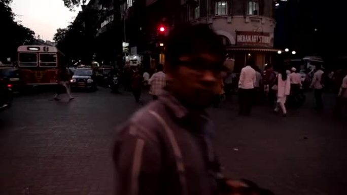 印度孟买街头的印度人。