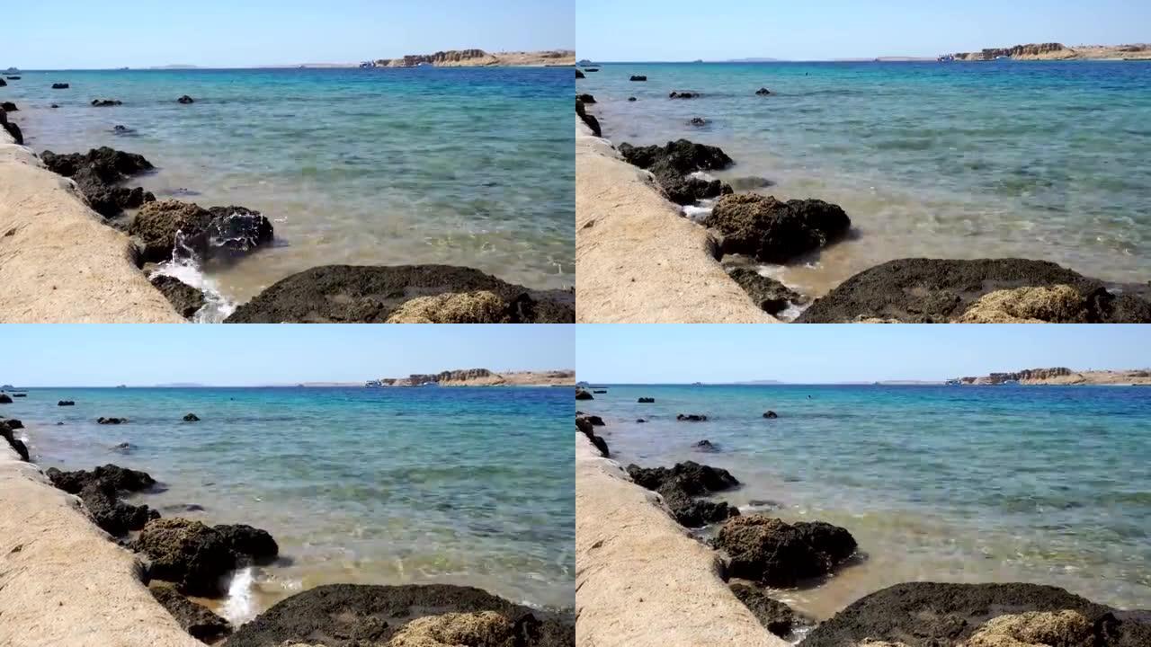 蓝色海边的海浪靠近石头