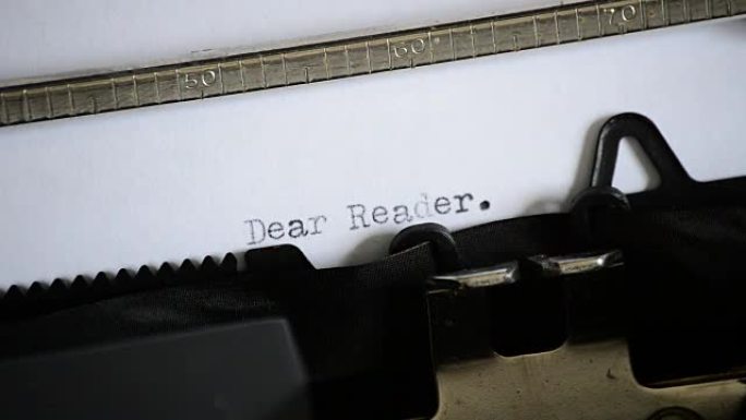 用一台旧的手动打字机打字亲爱的读者
