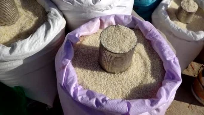 泰国清莱当地市场的三种米。