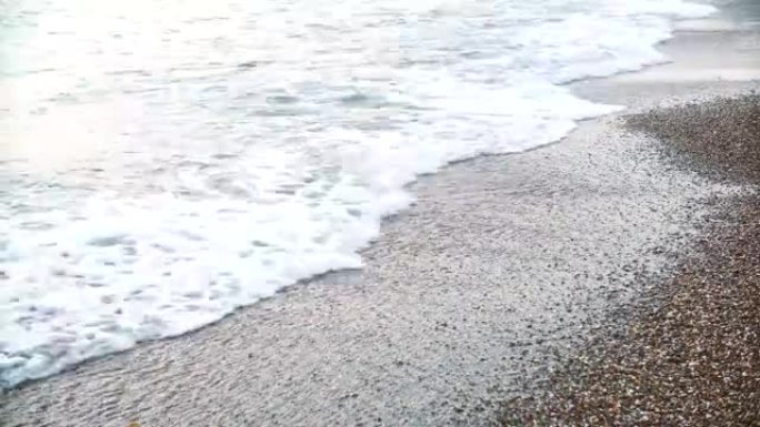 女人美丽的晒黑腿在沙滩上奔跑。在海边散步的女孩