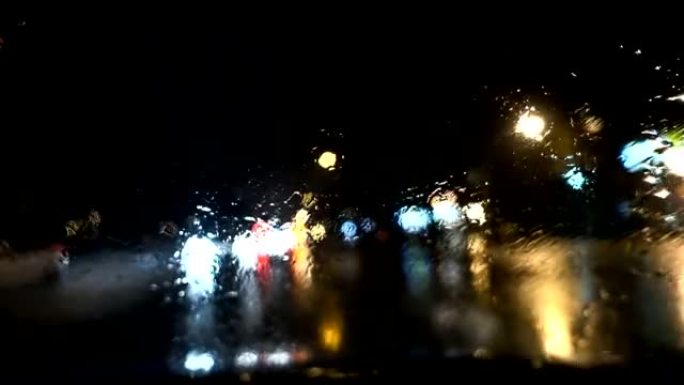 慢动作黑暗破折号摄影车在雨夜的场景
