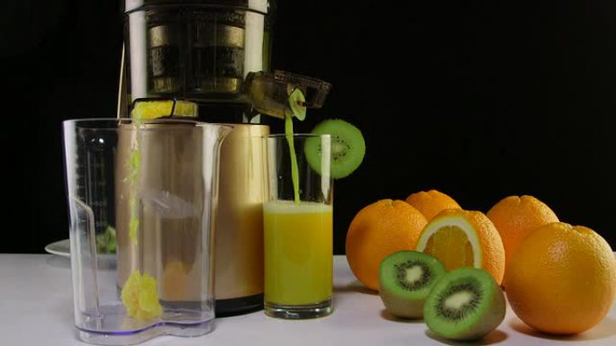 多莉: 使用咀嚼榨汁机从橙子和猕猴桃制成新鲜果汁