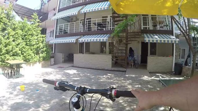带自行车的旅行者夏季旅游目的地小度假酒店