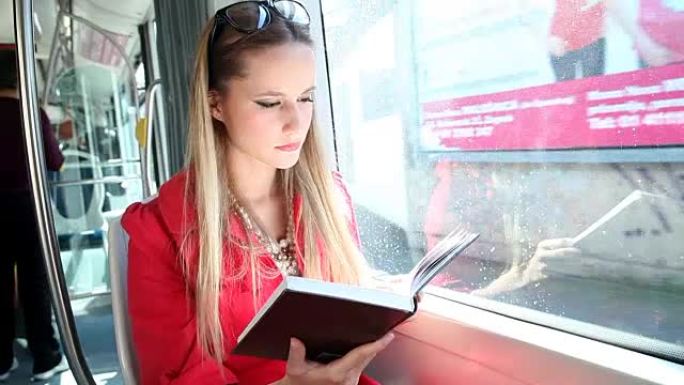 美女坐电车时看书