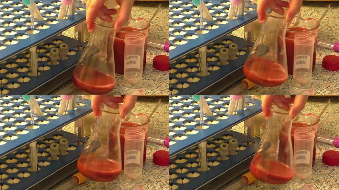 小化学家-在试管中混合有色液体