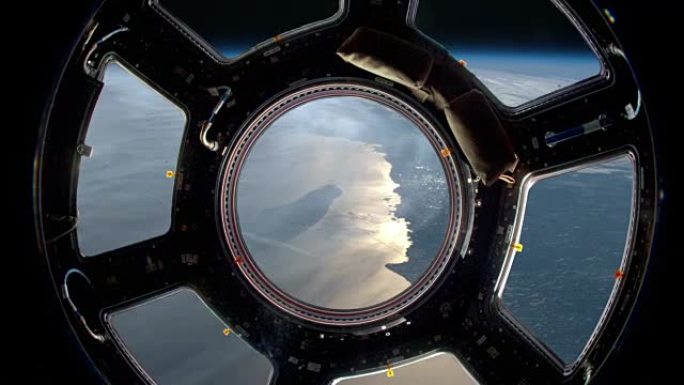 通过国际空间站的窗口看到的地球