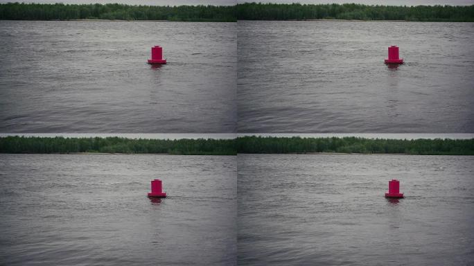 河上的红色浮标有点兴奋。慢动作