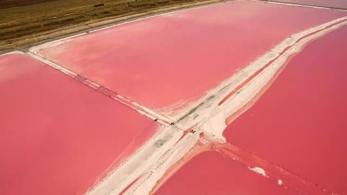 粉红色浮游生物色盐海水蒸发池的鸟瞰图