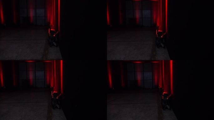 黑暗房间里的红色点灯