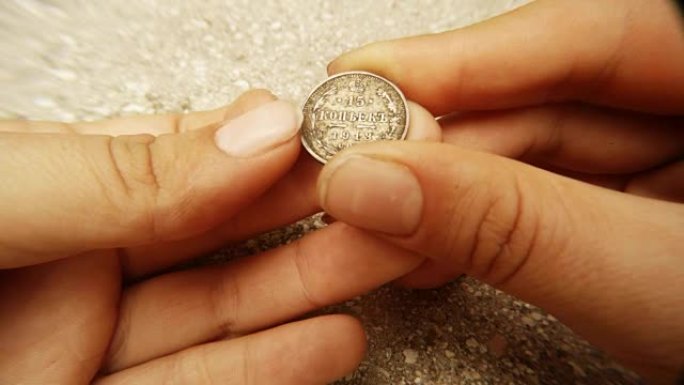 俄罗斯沙皇银币面值15戈比1913年手指转向宏观