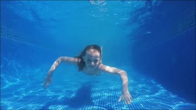 慢动作可爱的游泳女孩