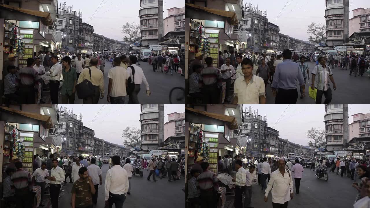 印度孟买街头的印度人。