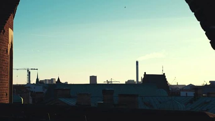 黄昏时瑞典赫尔辛堡的城市景观，建筑和烟堆