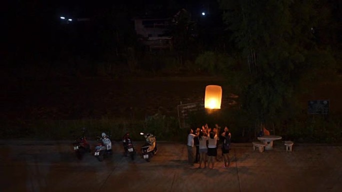 一群人和灯笼，佛教大斋节的结束，泰国