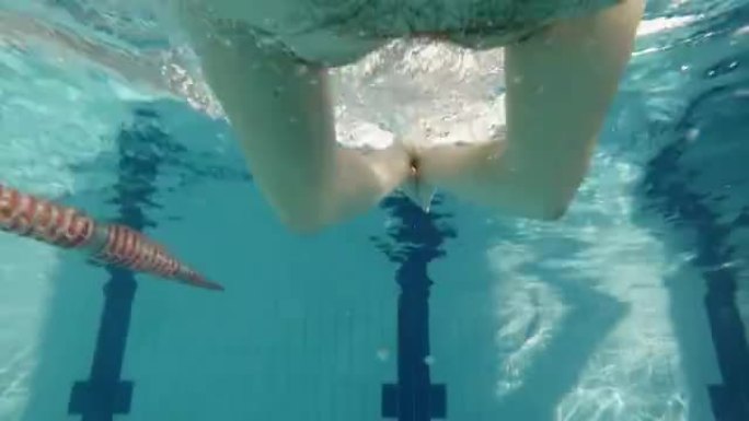 蛙泳: 运动员在游泳池中完成比赛 (水下视图-动作凸轮)