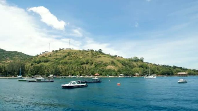 海中岛屿的奇妙景象，沿岸有码头和游艇。巴厘岛的蓝天和碧绿的水景观。印度尼西亚令人叹为观止的海洋和天空