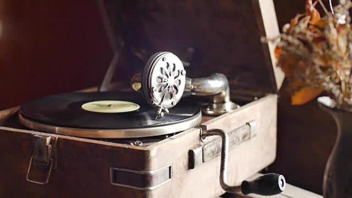 旧留声机的循环复古视频，播放唱片，特写慢动作