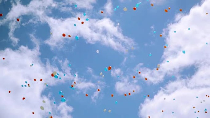 许多红色，白色，蓝色的气球在美丽的乌云密布的天空中飞行。俄罗斯国旗的颜色