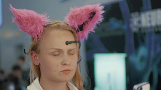脑电波控制猫耳朵的女人