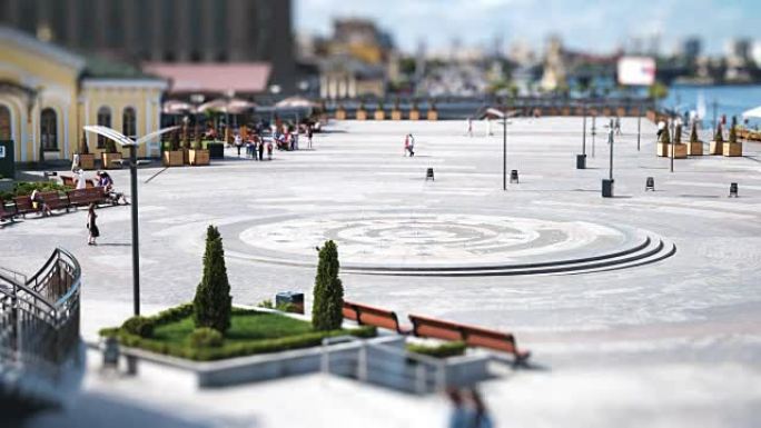 基辅邮政广场的景色。游客们四处走动。具有倾斜偏移效应的时间推移。