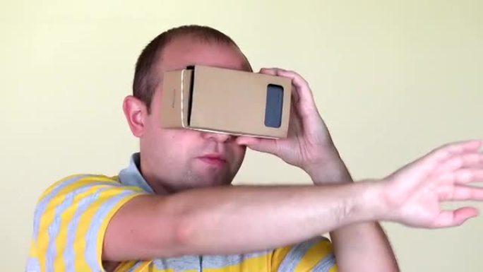 男人带着vr虚拟现实纸板眼镜向前走