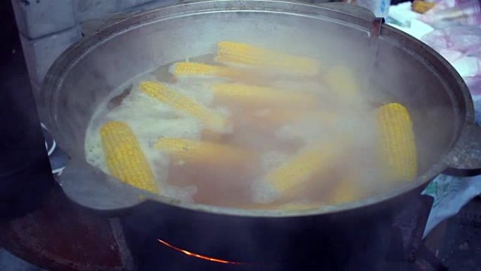 锅里煮的玉米。街头美食。用开水煮甜玉米