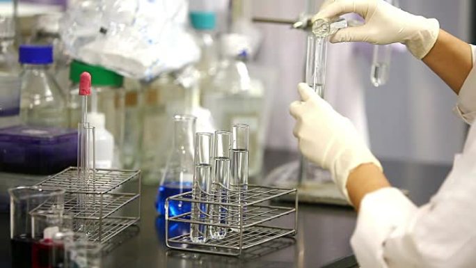 医学实验室的年轻科学家估计试管中的化学物质