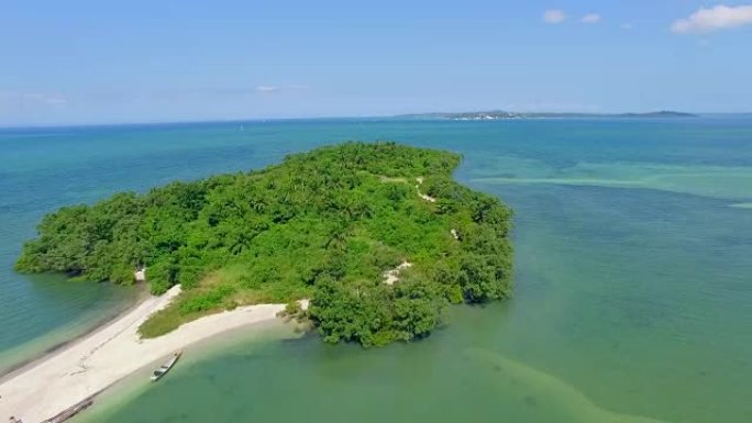 鸟瞰图，飞越美丽、荒凉的热带岛屿