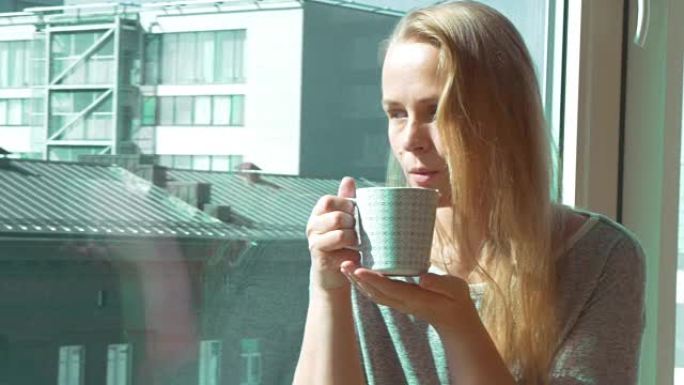 女人在窗边喝早茶