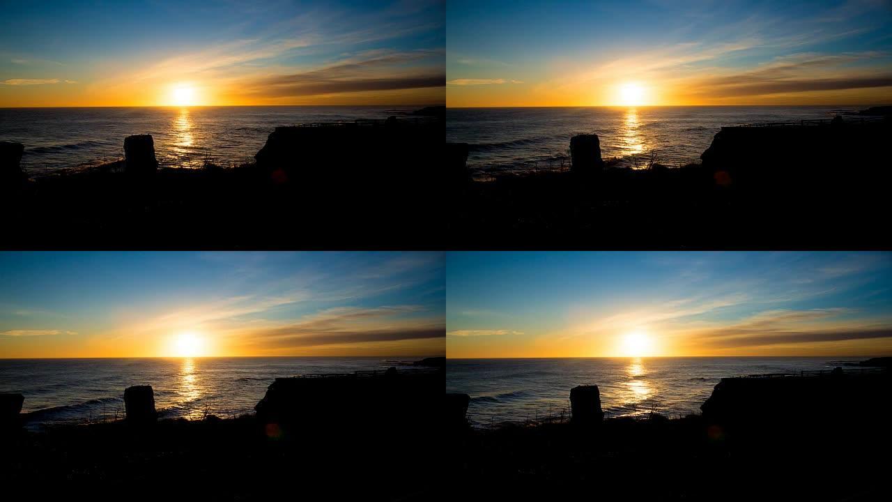 太阳升起在地平线上反射到海面上的时间流逝